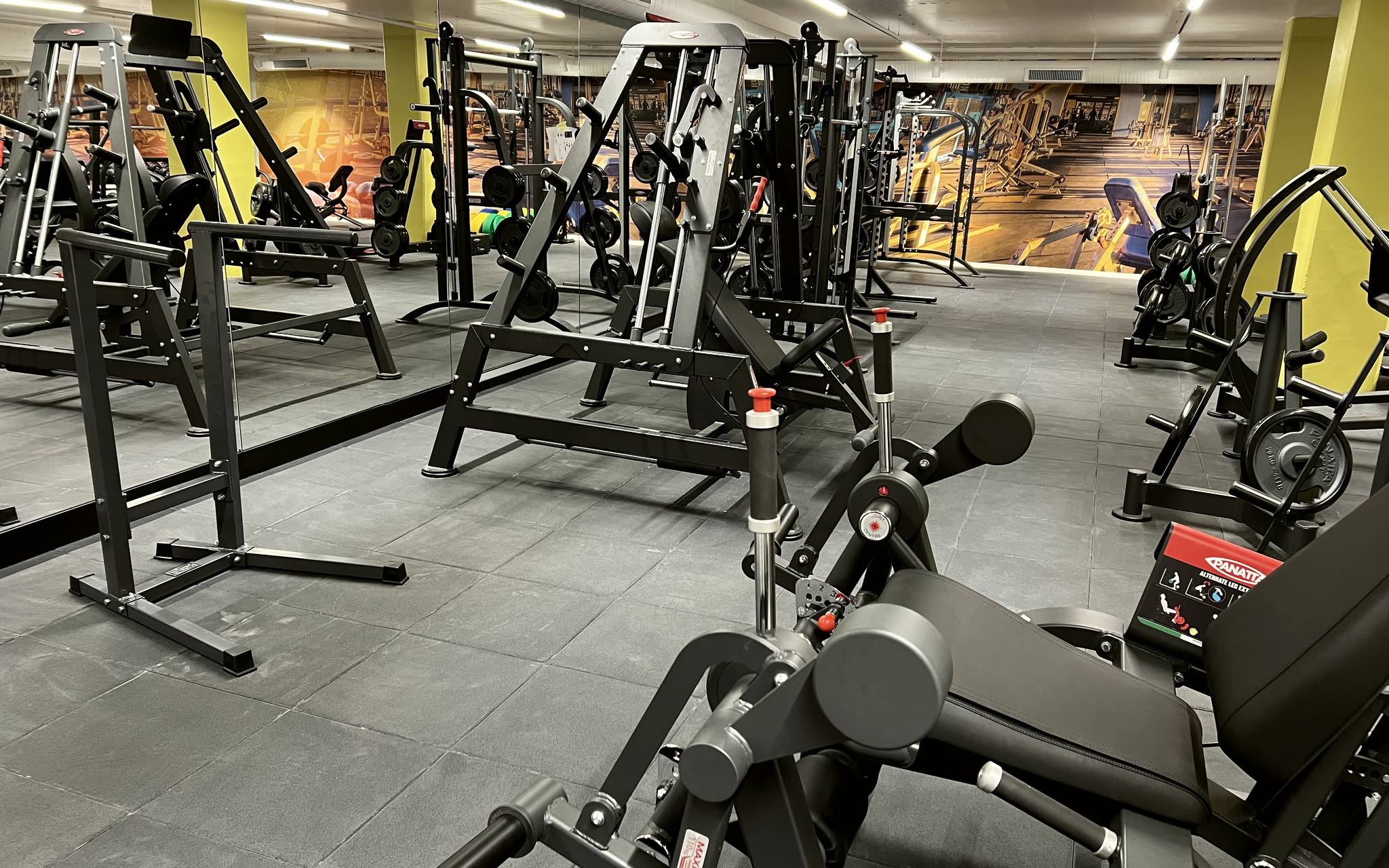Det store, åpne treningsarealet hos ENERGY Fitness Borgheim