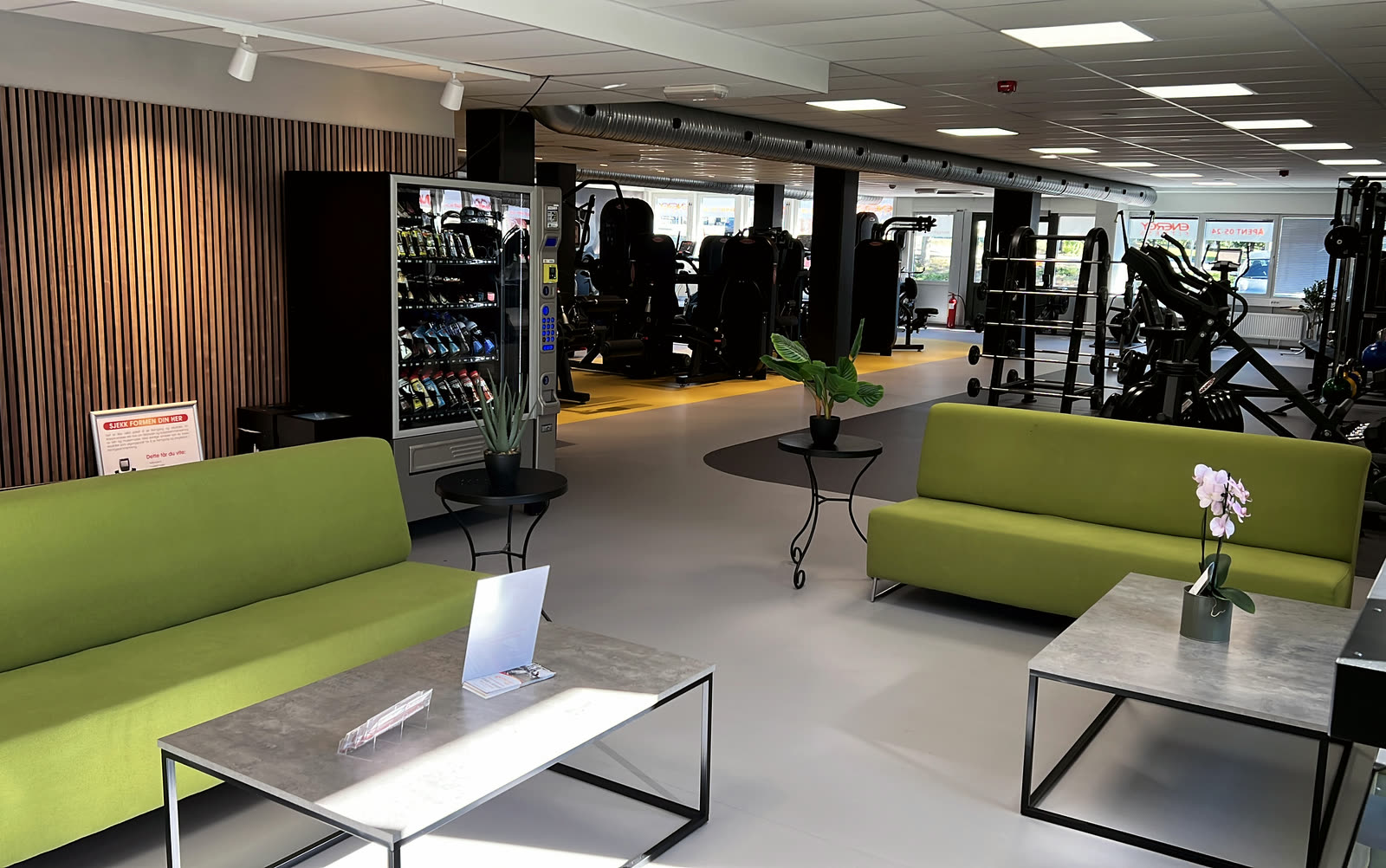 Personlig trener veileder et medlem hos ENERGY Fitness Borgheim