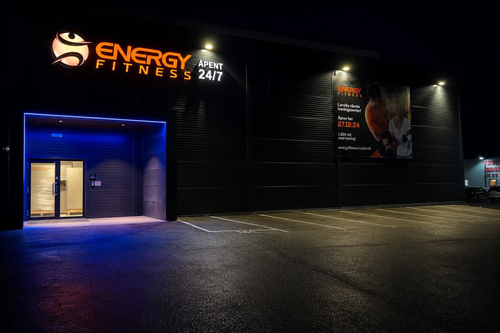 ENERGY Fitness Larvik om kvelden, med opplyst inngangsparti