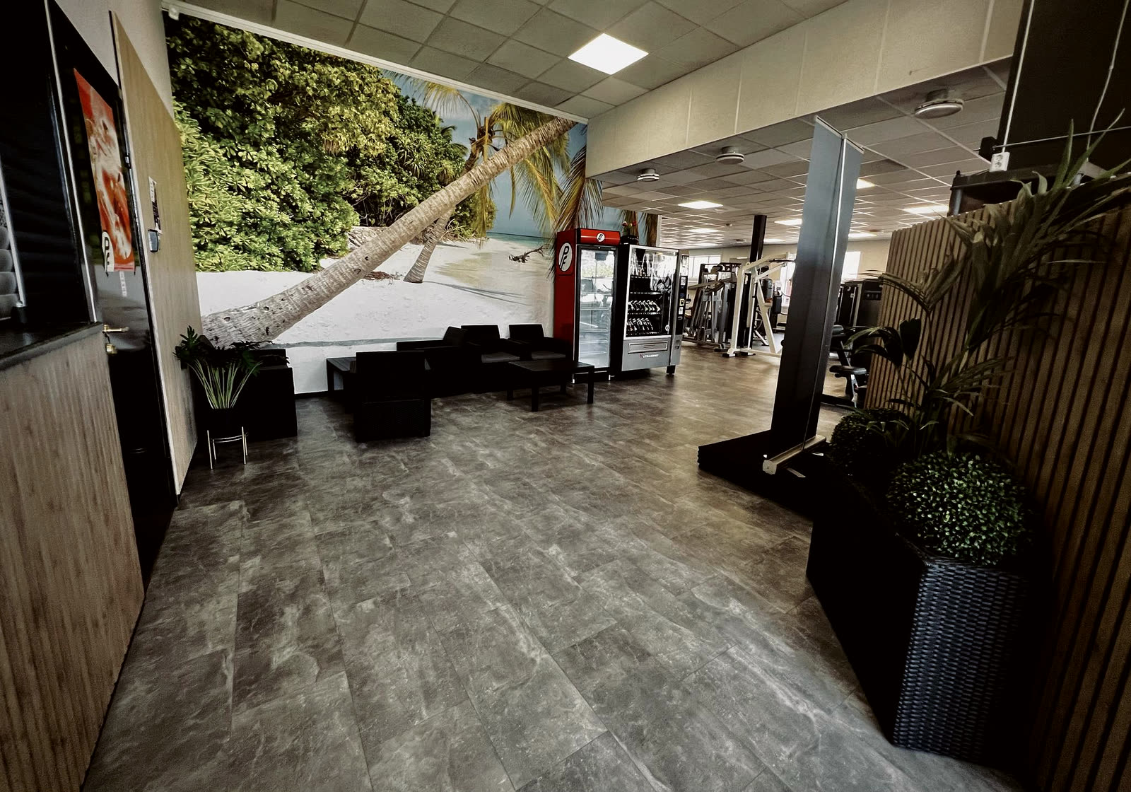 Sosialsonen hos ENERGY Fitness Tønsberg med sofagruppe og veggbilde
