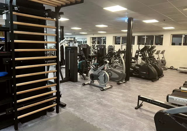 Ribbevegg og treningsapparater i den åpne salen