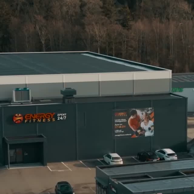 ENERGY Fitness sett utenfra, med skiltet Åpent 24/7