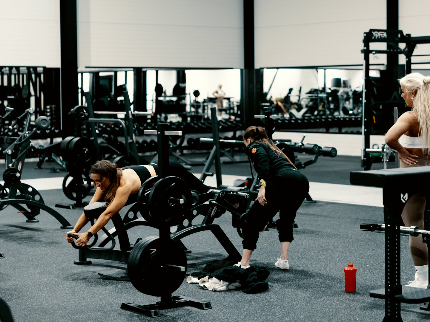 Medlemmer trener med veiledning fra personlig trener hos ENERGY Fitness