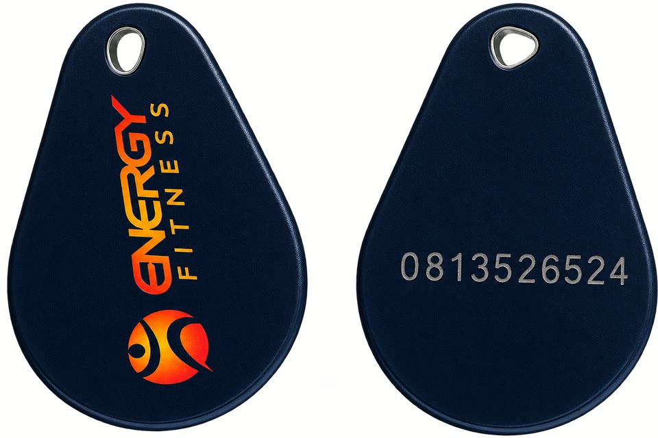 Nøkkelbrikke fra ENERGY Fitness, forsiden med logoen og baksiden med koden du sender oss