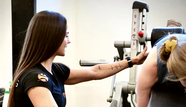 Personlig trener veileder et medlem hos ENERGY Fitness