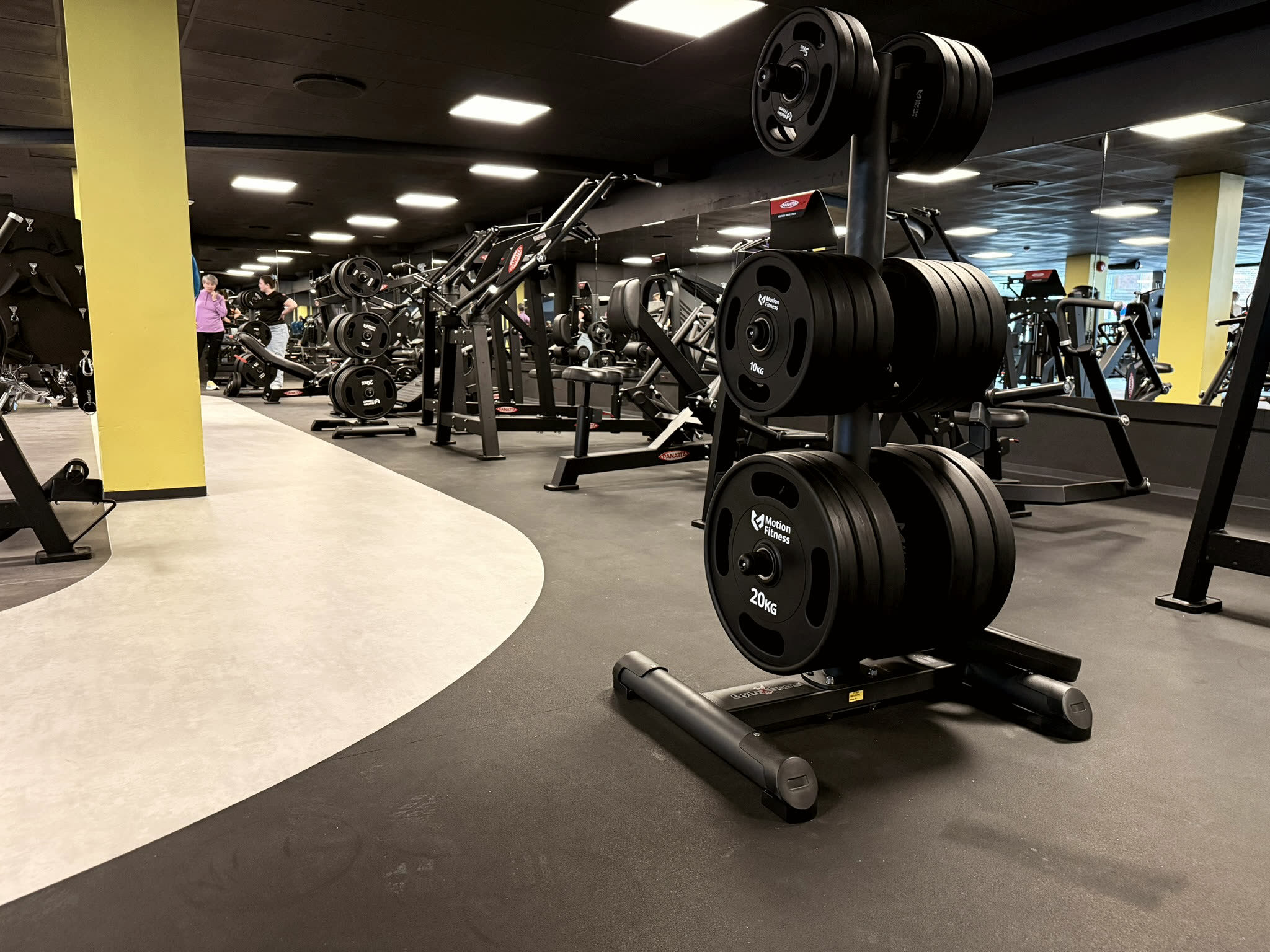 Squat-rack og vektskiver hos ENERGY Fitness Stord