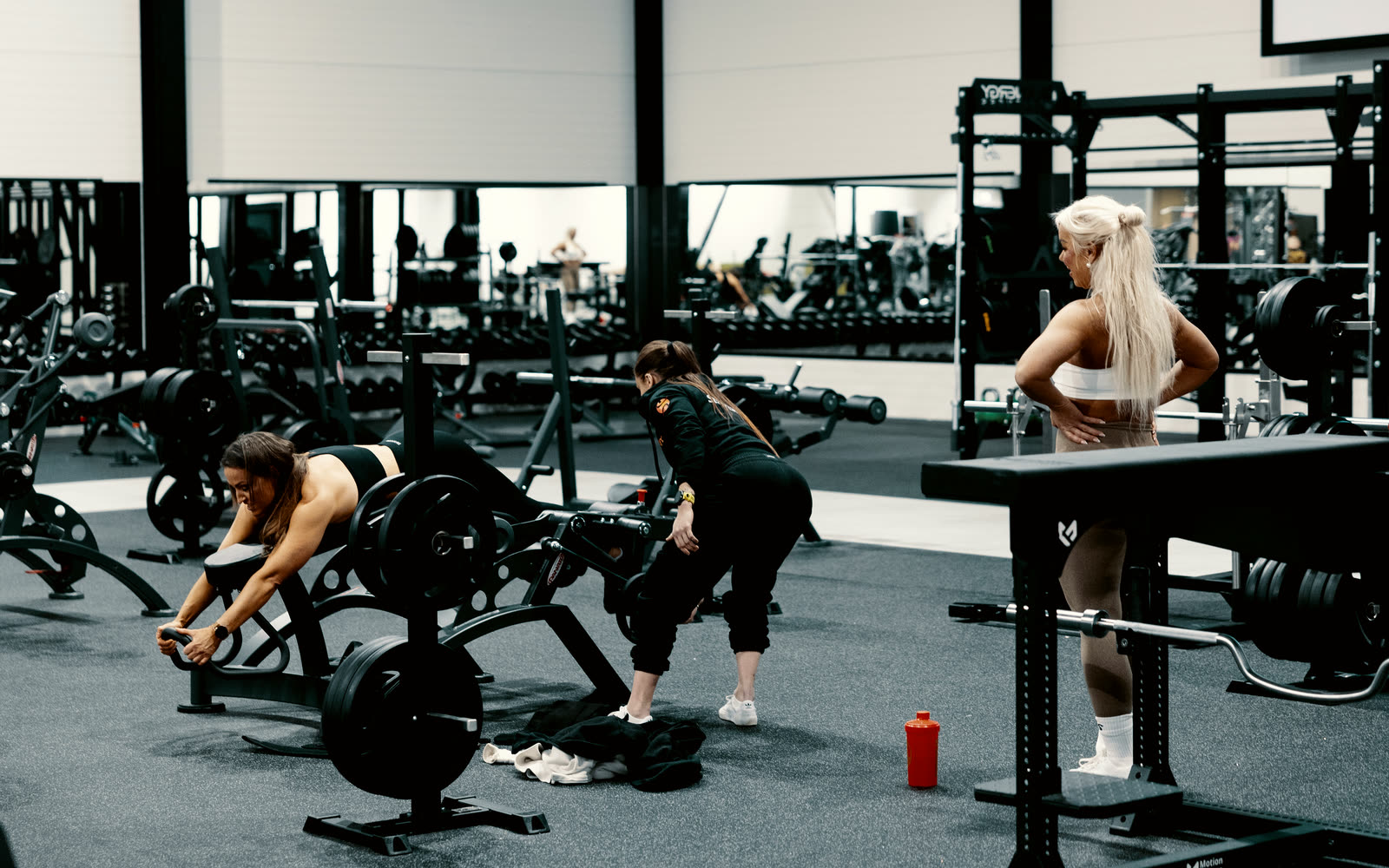 Personlig trener veileder et medlem hos ENERGY Fitness